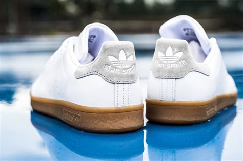 gum sole tennis shoes